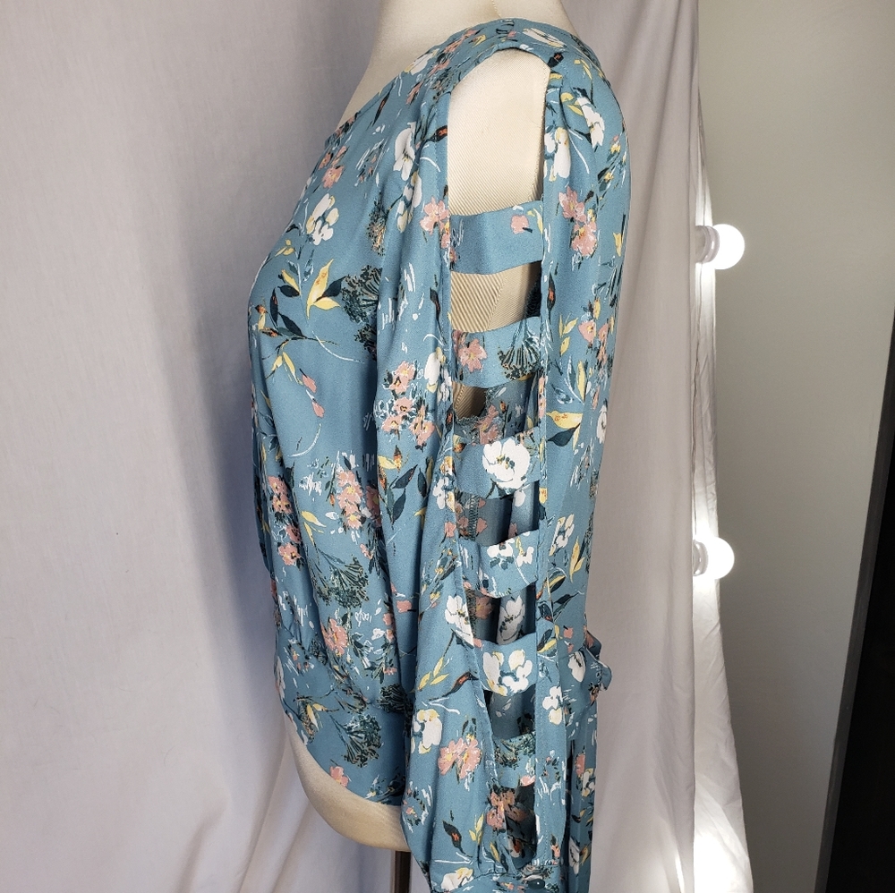 BCX ladies Meduim lattice sleeve floral top with Tie waistband NWT [34]